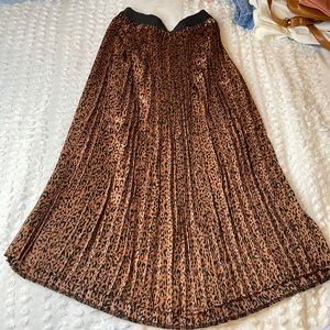 Cheetah print small long skirt with pleats
